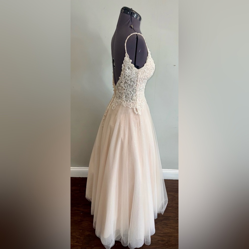 Elegant Cream Lace Wedding Dress - Picture 2 of 6